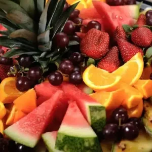 Plateau de fruits de saison tranchés